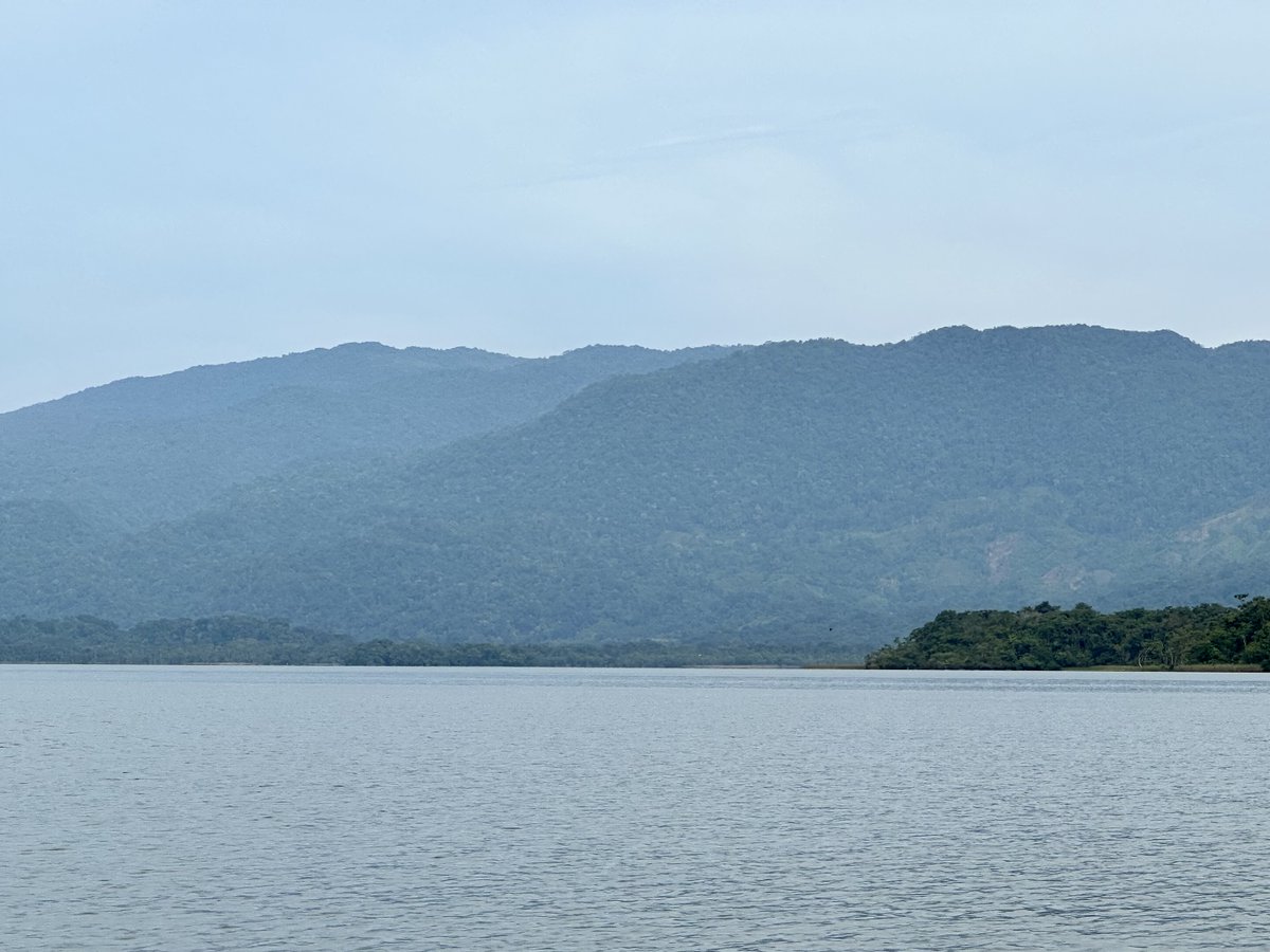 WalderVeliz's tweet photo. El lago de Izabal es otro de los bellos lagos de Guatemala, a la desembocadura del Río Dulce. El río de vuelve lago, luego río otra vez, hasta el pueblo de Lívigston. https://t.co/b8lQ4yb10F