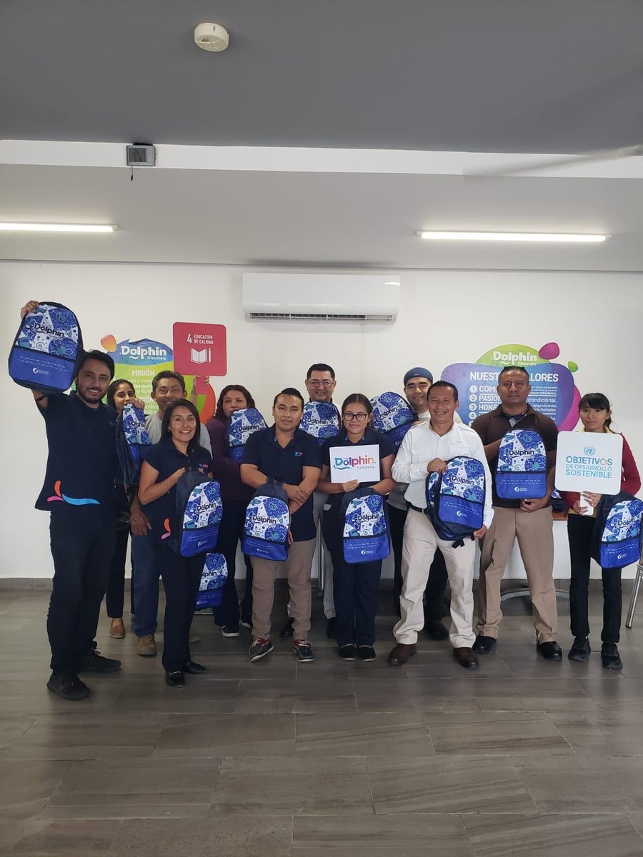 ProyectoBrujula's tweet photo. ¿ Ya viste ? ¡En la familia The Dolphin Company apoyan la nueva aventura del saber y aprender! Entregaron kits escolares para el regreso a clases del ciclo 2023 ~ 2024 de los hijos e hijas de sus asociados y asociadas. 📚✏️ 

El CEO de @TheDolphinCo_ el Maestro @eduardoalbor comentó que: ¡Les deseamos un ciclo escolar lleno de éxito y aprendizajes!