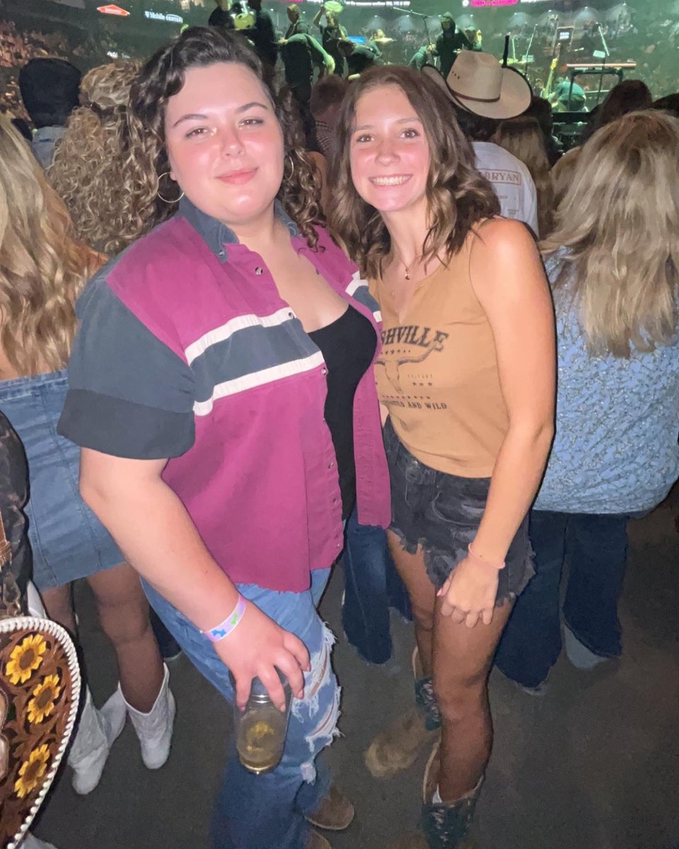 AngelicaCottrel's tweet photo. Seeing @zachlanebryan in KC, was probably the high light of my year 😂…even though I about passed out https://t.co/FCSQs3mDCI