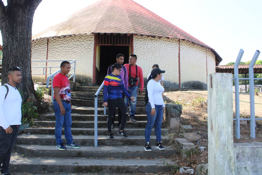mirabal_yamilet's tweet photo. Visitamos la Universidad Santa Maria de Puerto Ayacucho para evaluar los avances en la recuperación de este espacio. También conversamos con las Brigadas de Embelleciendo de la @AturesAlcaldia, reconociendo la ardua labor que hacen día a día por mantener bello nuestro Municipio https://t.co/W1ryN08vZR