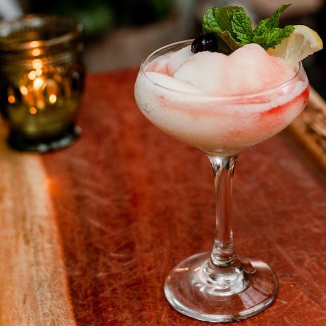 It might be September but we're hanging onto frozen drinks for as long as we can. At Delbar, Francis Coligado concocted one of our new faves: a frosty drink inspired by the Persian dessert faloude (or faloodeh). Read more here: plateonline.com/drink/frozen-v…