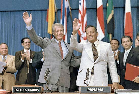 Un día como hoy, 7 de septiembre 1977, se firmaron en Washington los Tratados Torrijos Carter, que el 31 de diciembre de 1999 devolvieron el canal a Panamá y pusieron fin a la presencia militar estadounidense en nuestro país. Por Panamá firmó Omar Torrijos, y Jimmy Carter por USA