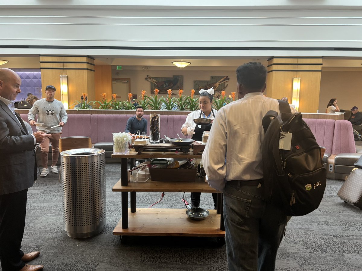 Omelette station in today’s #ATL <a href="/Delta/">Delta</a> skyclub. What a great surprise!