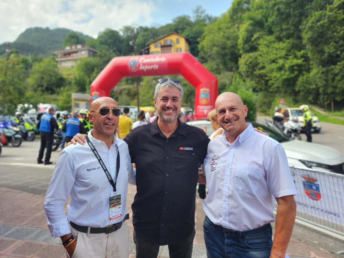 TRBCyclingTeam's tweet photo. #powerlions 🚴🏽‍♂️🦁 Hoy nuestro coche en @vueltacantabria se viste de gala
Acompaña desde la mañana a nuestro equipo el Presidente y CTO de Technosylva 🇺🇸🇪🇺🇪🇸 Joaquín Ramírez @jramireztsyl
Muchas gracias por su pasión y energía junto al #MagliaTecnosylvaBembibreCyclingTeam https://t.co/OzxcIMWafQ