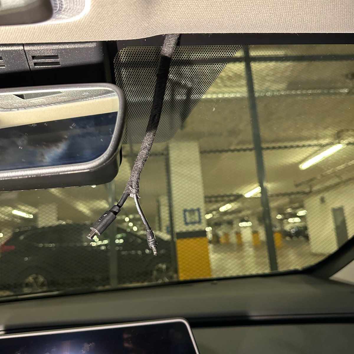 SafeDriveSolut1's tweet image. #Toyota Prius Prime got a #Thinkware #dashcam installed. We neatly tie strapped the wiring behind airbag safely.