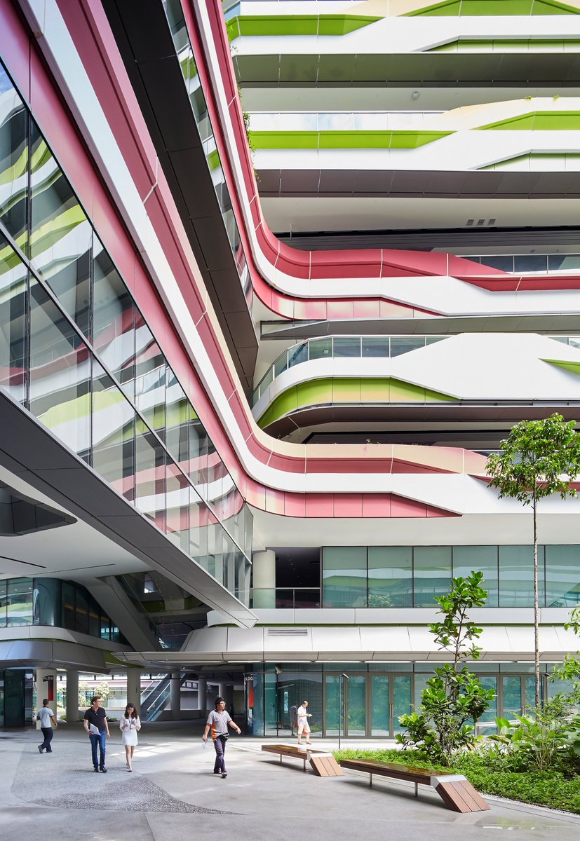 UNStudio_Arch's tweet image. The design of SUTD responds to the natural landscape of Singapore, both through colour application and the incorporation of facade planters, green roof terraces and sky gardens. Project: shorturl.at/gtABK 

Photos: Hufton + Crow

#unstudio #architecture #sustainabledesign