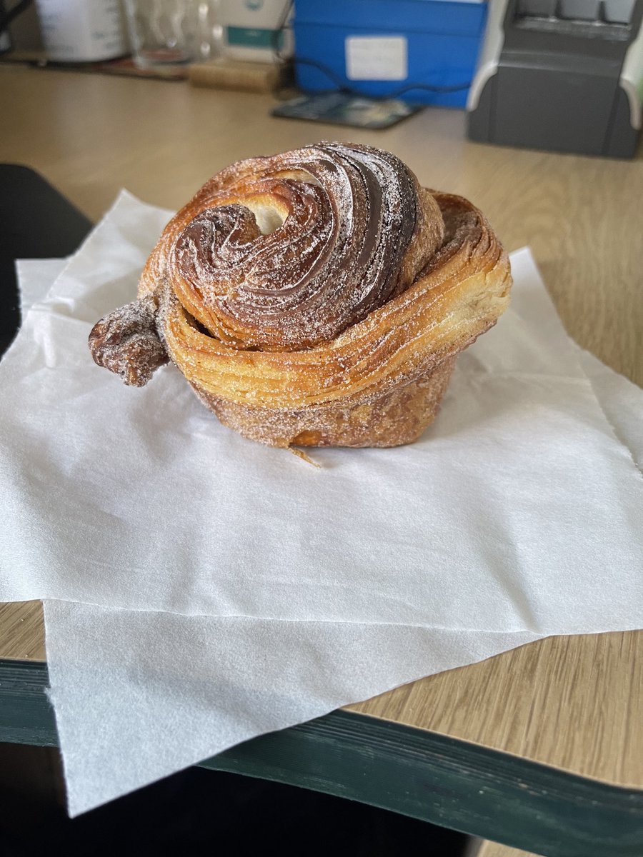 toptottieNic's tweet photo. My lovely husband just popped in with THE best cinnamon bun from @DaBaraBakery on the Roseland……. #officedoorclosed #stuffingmyface #dietwhatdiet https://t.co/o1ZbyH7Rxo
