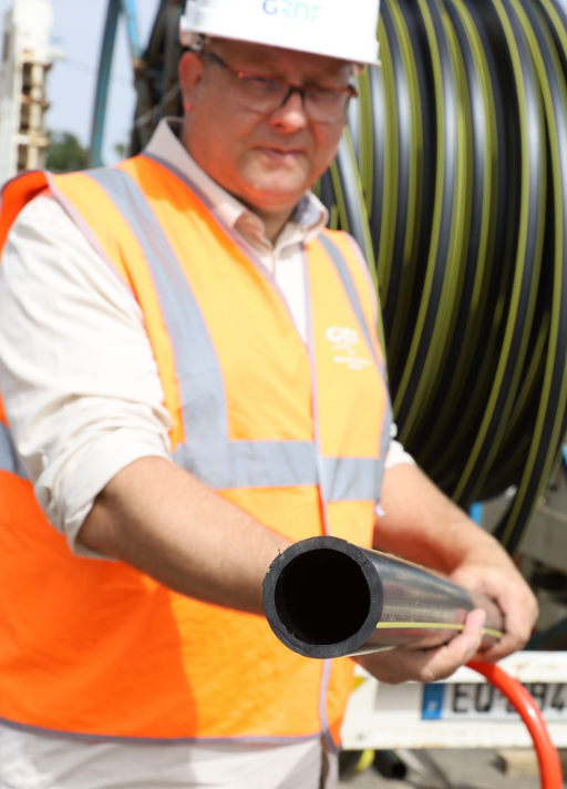 gd4s_eu's tweet photo. A world first in Clermont-Ferrand ๐ซ๐ท : the installation of a certified #biosourced gas pipeline. @GRDF & @ClrmntMetropole have broken new ground by laying the world's first certified bio-sourced polyethylene #gas #pipeline, made from wood waste from the European timber industry๐ฒ https://t.co/7zYTPoUIth