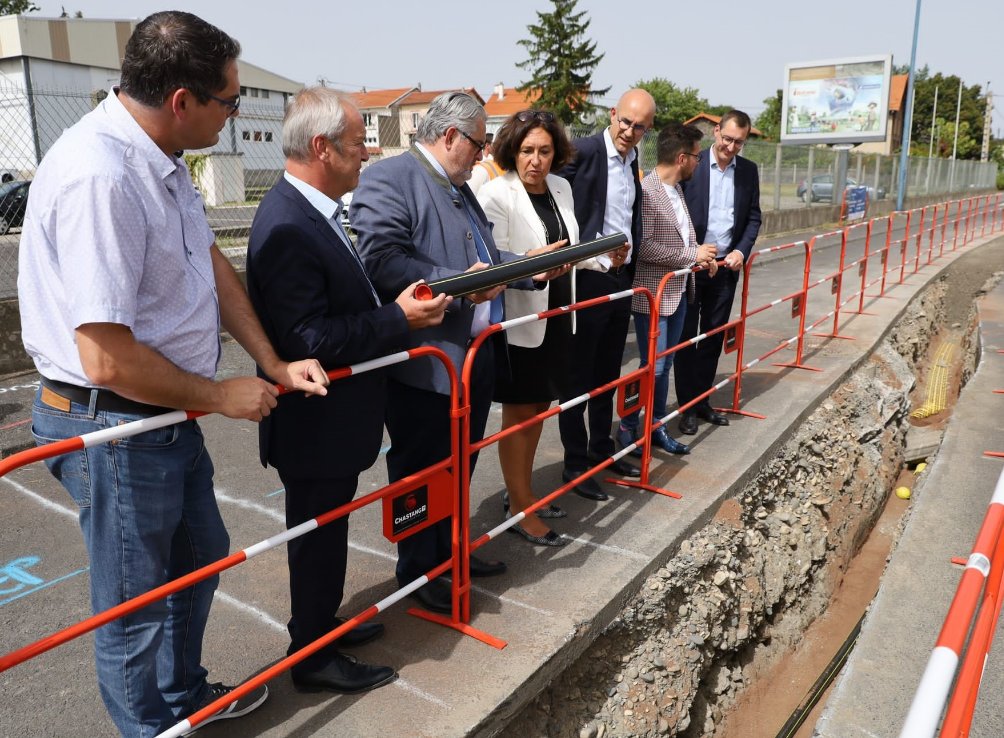 gd4s_eu's tweet photo. A world first in Clermont-Ferrand ๐ซ๐ท : the installation of a certified #biosourced gas pipeline. @GRDF & @ClrmntMetropole have broken new ground by laying the world's first certified bio-sourced polyethylene #gas #pipeline, made from wood waste from the European timber industry๐ฒ https://t.co/7zYTPoUIth