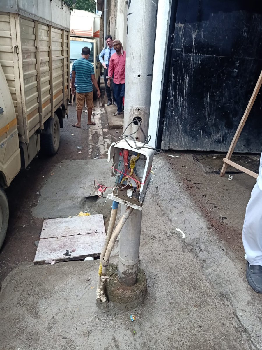AAPKaImranMulla's tweet photo. As received complaints from local residents at Hussain Patel Marg wadi bunder, @myBESTElectric kindly repaired the open box of the street light poll before any incident happened.
@PreetiSMenon 
@AAPMaharashtra 
@aapmumbai
@gallinews 
#imranmmulla 
@voiceofmumbaika https://t.co/dMTAPCmgVu
