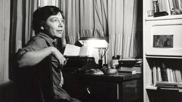 "Entonces llegas tú, con ojos, con miradas, contemplándome hasta quemar mi edad y mi historia. Me regresas, me trasladas al tiempo sin números, me zambulles en el mar de sangre y cielo. Yo duermo y oficio de contemplada. Mis ojos arrojan fuego verde por los párpados cerrados.