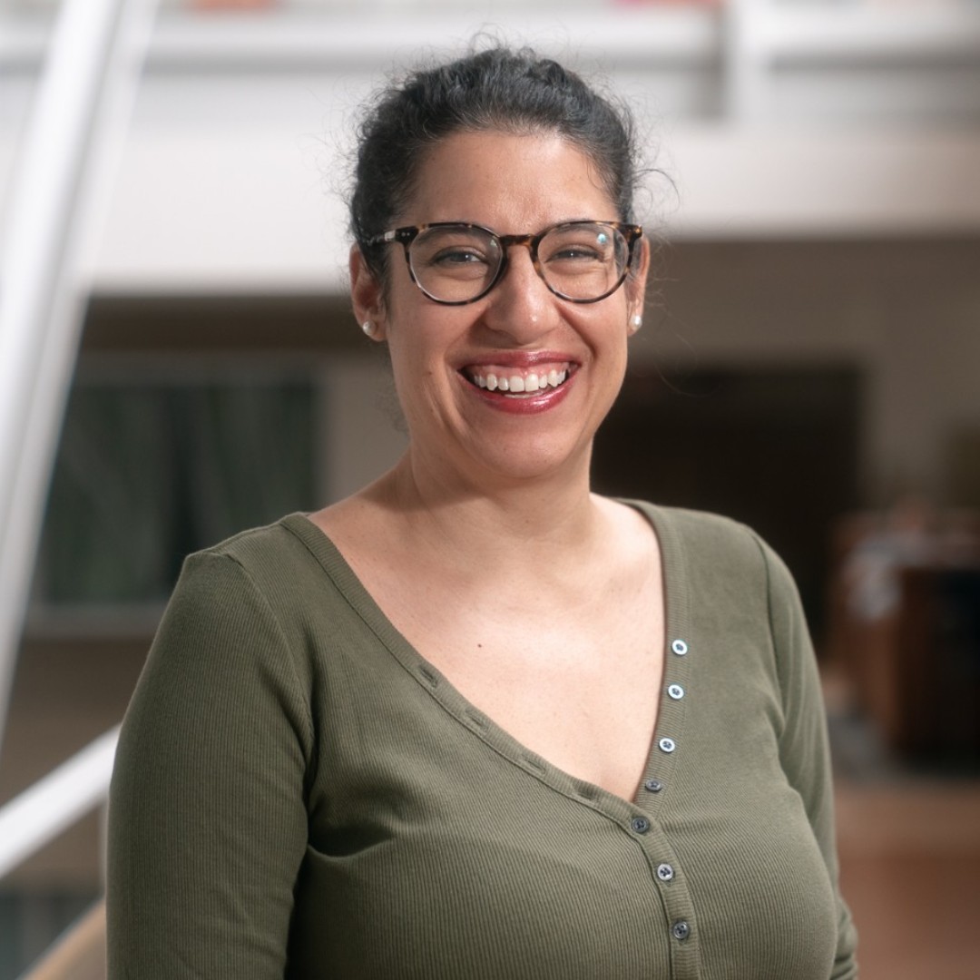 Meet Maria Martinez, a 23-year veteran at @KBI_UHN Memory Clinic. She's a dedicated social worker supporting Alzheimer's patients and families, fostering therapeutic bonds, and championing Alzheimer's awareness and advocacy. 🌟🤝🧡 #SocialWorkHeroes #AlzheimersAwarenessMonth