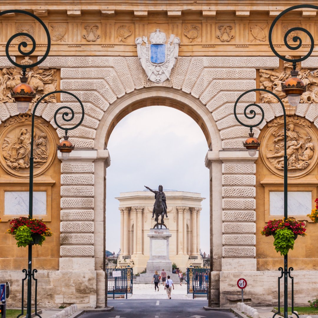 Connaissez-vous l'Arc de Triomphe de Montpellier ? C'est l'un des monuments de Montpellier qui, avec son réservoir d'eau, constitue un ensemble néoclassique à ne pas manquer !