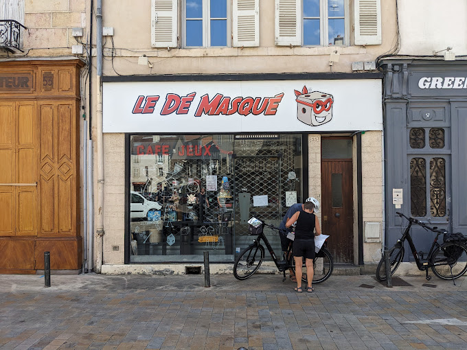 Le_De_Masque's tweet photo. Le Dé Masqué fête cette année ses 10 ans!
Et il y en a eu du changement en si longtemps!
En tout cas on fêtera ça comme il faut ;)
Tout d'abord un petit "avant/après" de la façade.
On est parti de loin 😂😂
Les jeux ont un peu changé aussi depuis 😂 https://t.co/hqkV6924DQ