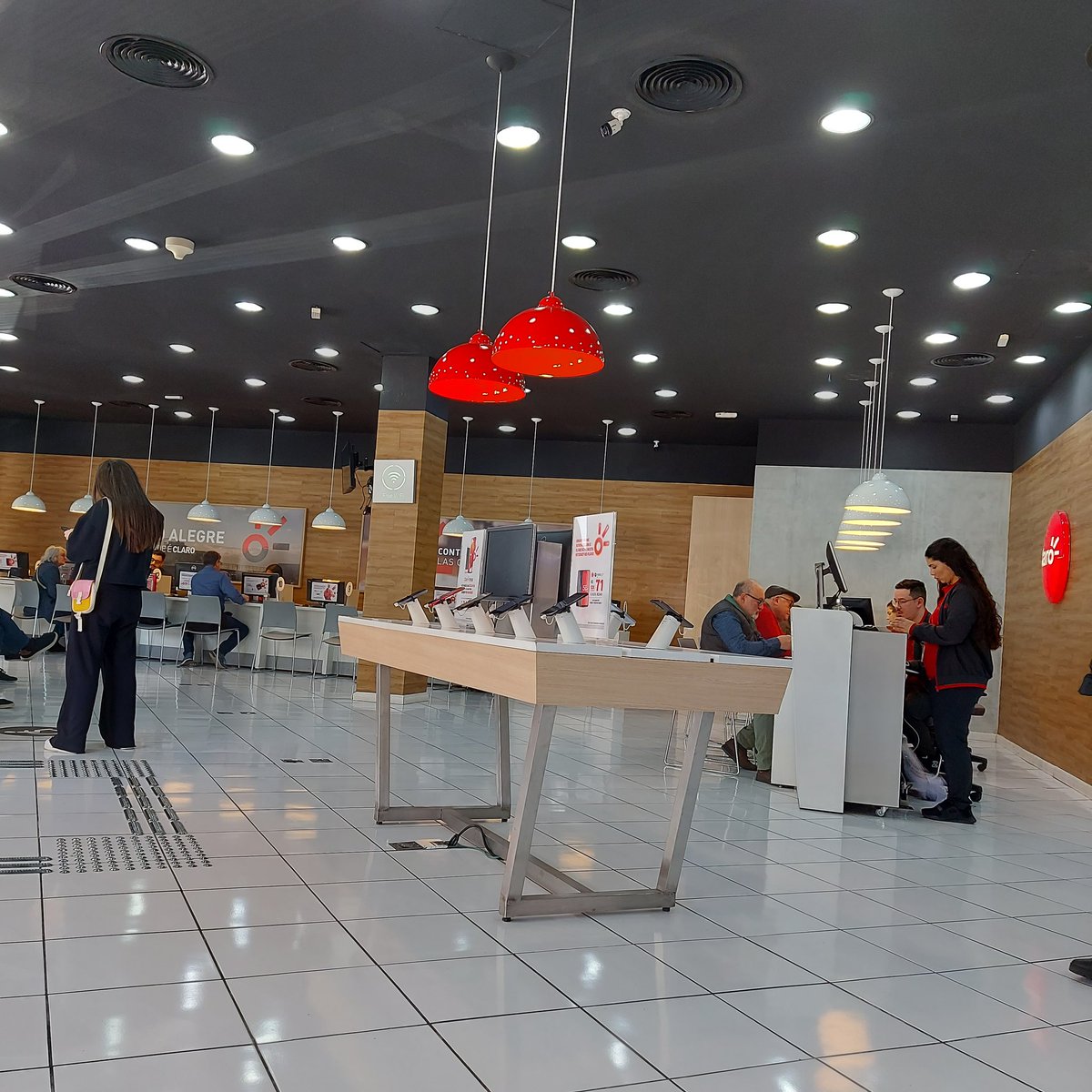 crizzbap's tweet photo. Mais um dia de chá de banco por não ter quem atenda e resolva, ja são 55minutos na espera. A @ClaroBrasil cada vez pior! Loja 24 de outubro em Porto Alegre. https://t.co/fwhUJIJmN3