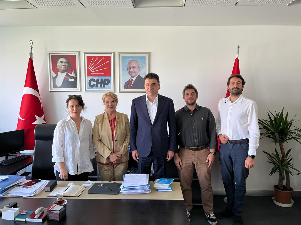 DengeDenetleme's tweet photo. Siyasetin yeni döneminde sivil toplum-karar verici ilişkilerini güçlendiriyoruz
Bizleri temsil edecek milletvekilleri ve siyasi parti temsilcileri ile bir araya geliyoruz
Yeni yasama dönemi öncesinde katılımcı ve çoğulcu demokrasi hedefiyle karar verici ziyaretlerimize başladık.
Ziyaretlerimizin ilk grubunda, Gelecek Partisi Antalya Milletvekili Prof. Dr. Serap Yazıcı Özbudun ile TBMM’de bir araya geldik, CHP Genel Başkan Yardımcısı, İstanbul Milletvekili Zeynel Emre ve Saadet Partisi Genel Başkan Yardımcısı Fatih Aydın’ı partilerinin genel merkezlerinde ziyaret ettik.
Ağımızın çalışmalarını aktardık; Anayasa, yerel seçimler başta olmak üzere önemli başlıklar hakkında fikir alışverişinde bulunma fırsatı yakaladık.

Kendilerine misafirperverlikleri için teşekkür ederiz.