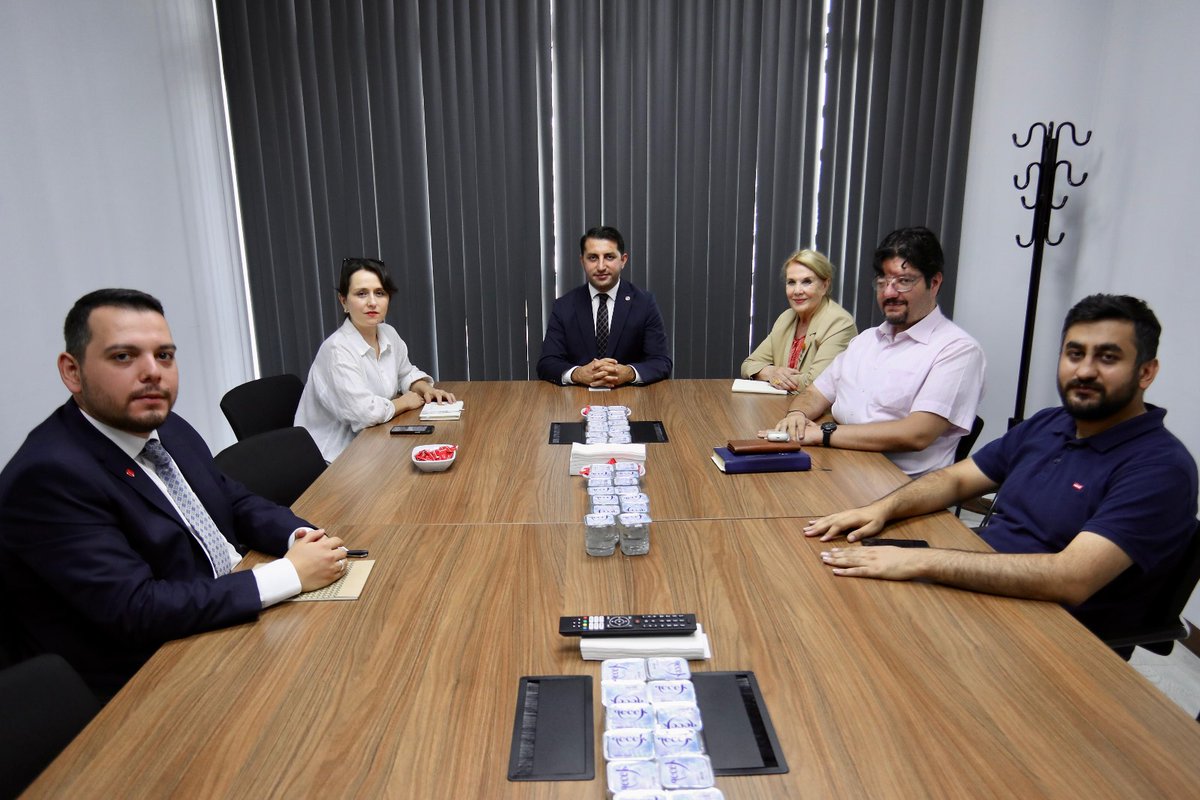 DengeDenetleme's tweet photo. Siyasetin yeni döneminde sivil toplum-karar verici ilişkilerini güçlendiriyoruz
Bizleri temsil edecek milletvekilleri ve siyasi parti temsilcileri ile bir araya geliyoruz
Yeni yasama dönemi öncesinde katılımcı ve çoğulcu demokrasi hedefiyle karar verici ziyaretlerimize başladık.
Ziyaretlerimizin ilk grubunda, Gelecek Partisi Antalya Milletvekili Prof. Dr. Serap Yazıcı Özbudun ile TBMM’de bir araya geldik, CHP Genel Başkan Yardımcısı, İstanbul Milletvekili Zeynel Emre ve Saadet Partisi Genel Başkan Yardımcısı Fatih Aydın’ı partilerinin genel merkezlerinde ziyaret ettik.
Ağımızın çalışmalarını aktardık; Anayasa, yerel seçimler başta olmak üzere önemli başlıklar hakkında fikir alışverişinde bulunma fırsatı yakaladık.

Kendilerine misafirperverlikleri için teşekkür ederiz.
