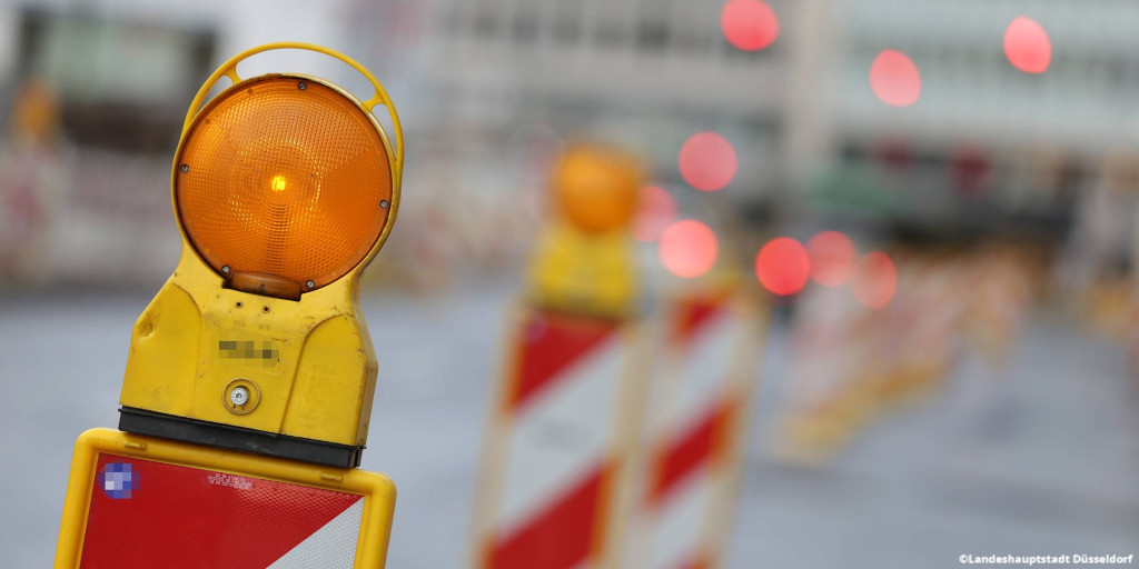 Duesseldorf's tweet image. Auf der Theodor-Heuss-Brücke wurden an der Haltestelle "Theodor-Heuss-Brücke, Steig 4" #Schäden an der Fahrbahn festgestellt. 🚧

Um sie zu beseitigen, wird Do, 7.9., (10-15 Uhr) die rechte Spur Richtung Golzheim #gesperrt. 

➡️ ow.ly/WxZj50PIihf