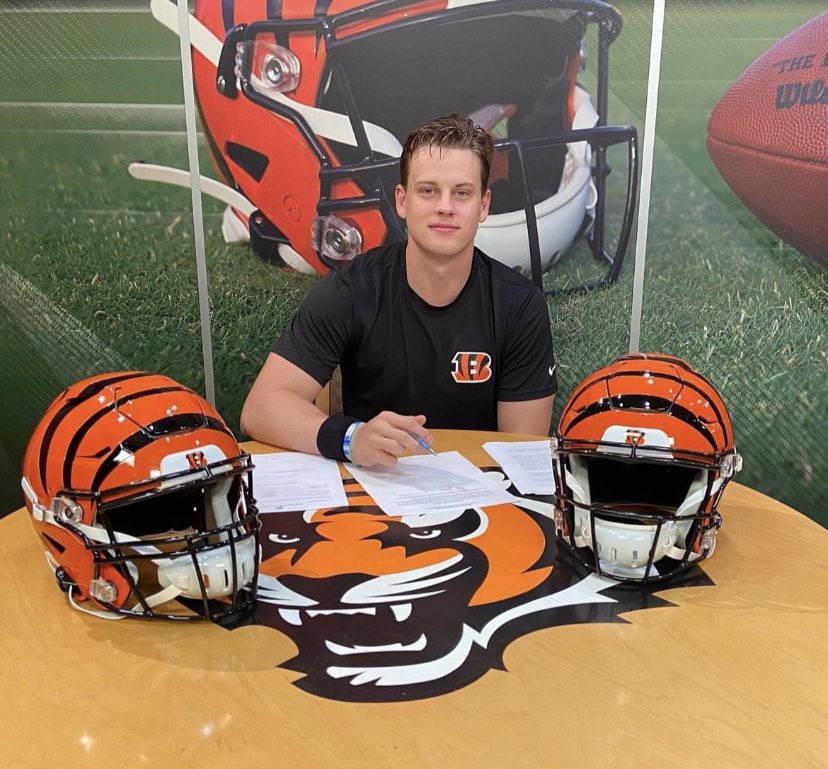UDCincyFan's tweet photo. BREAKING: Joe Burrow and the Bengals are nearing a 5-year, $53 million AAV contract extension, per sources. The deal would make Burrow the highest-paid player in NFL history. $265 million guaranteed, $100 million signing bonus, $15 million roster bonus each year. https://t.co/jludBks3M7