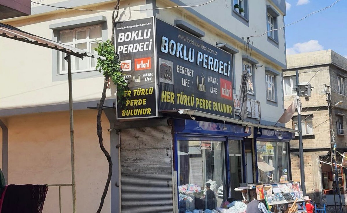 Gaziantep’te bir perdecinin mağaza ismi görenleri şaşırttı.