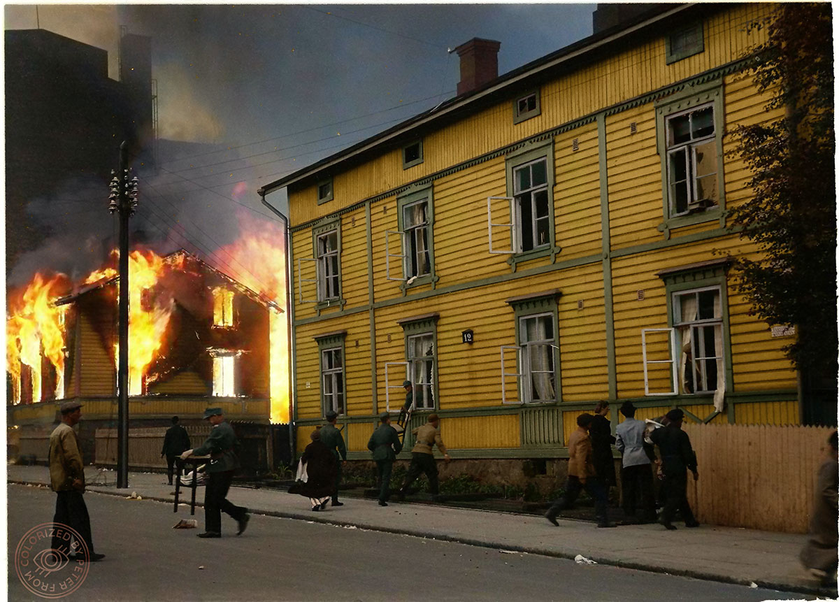 peppefrom's tweet photo. Skador efter ryska bomber i Kallio-distriktet i
Helsingfors, den 9 juli 1941.
Kolorerad av mig. RT:a gärna för fler bilder från Finlands kamp under det andra världskriget. 🇫🇮❤️ https://t.co/mM1kd8ey7o