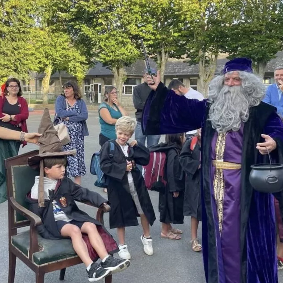 🇫🇷 Pour leur rentrée, les 38 élèves de CP d'une école primaire de Saint-Malo ont été intronisés par leur directeur à la façon d'Harry Potter, un joli souvenir pour ces écoliers tout comme pour les parents qui ont pu immortaliser ce moment ! 🪄(Ouest-France) 

📸 Nadine Paris