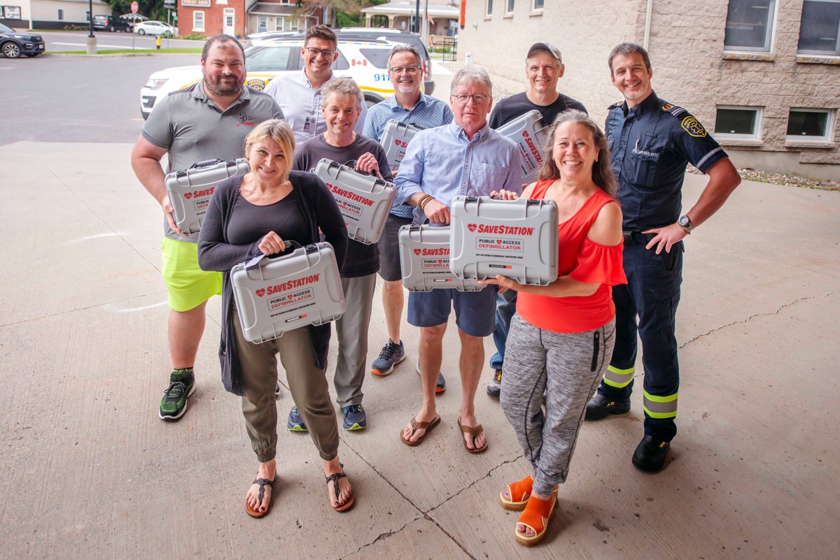 SEEKING VOLUNTEERS: Neighbours Saving Neighbours puts automatic external defibrillators into trained hands of community responders #InFrontenac. You could help save a life in the minutes before #paramedics arrive. Apply here-&gt; bit.ly/4083Cn1 
#YGK #InFrontenac