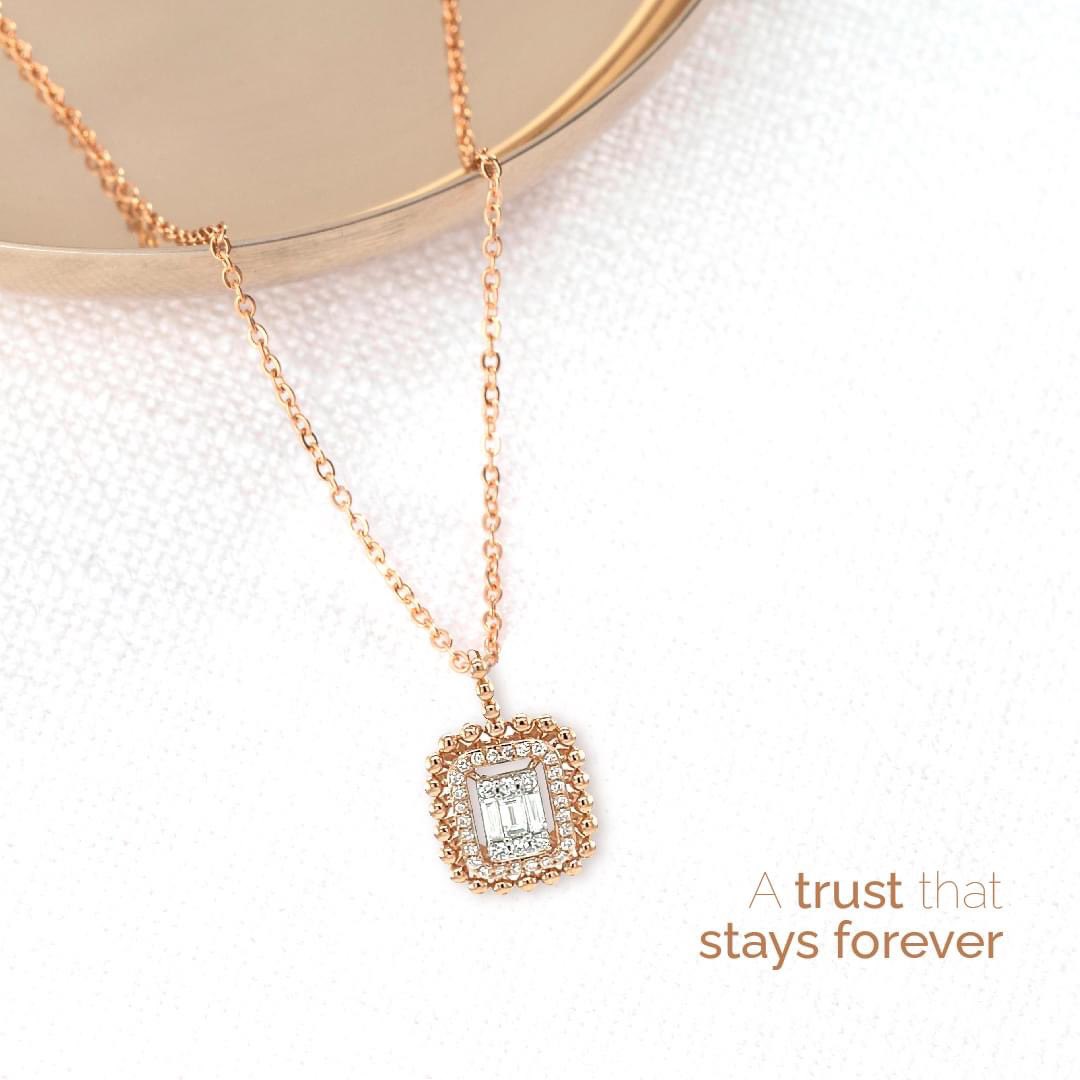 RoyaleDiamonds1's tweet photo. Shining jewellery is not only a piece of diamond. It's a trust that stays forever in our hearts. 

#jewelrydesigner #SilverJewellery #Pendants #Bracelets #Rings #JewelleryLove #JewelleryLover #diamondjewelry #diamondjewels #necklace https://t.co/SNso7oi9FU