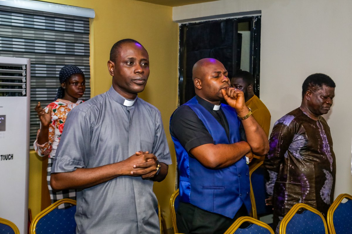 AsacYouthsIkosi's tweet photo. OUR DADDIES & VEN. SUNDAY .F. OGINNI (VICAR),REV ONANUGA & REV AASA GRACED US WITH THEIR PRESENCE AND CHARGED US UP AS THE WORD AND PRAYER CONFERENCE BEGINS
#Word #Prayer #Conference #WeAdvance https://t.co/hxQjN3n97s