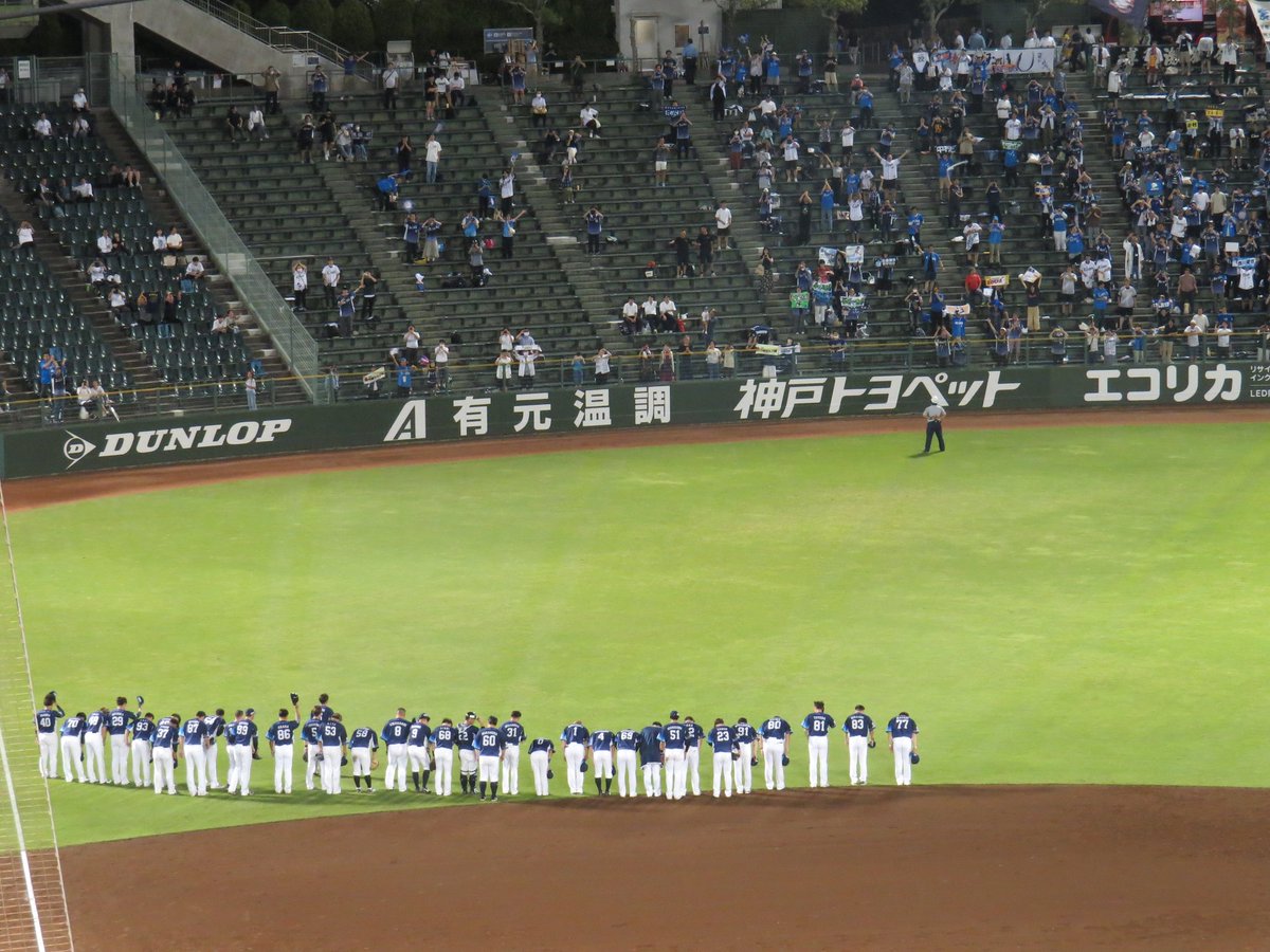 O_GAN's tweet photo. 神戸最終戦って事でＢｓが挨拶に出てくるのは予想してたけど、西武はこの後まだ京セラでのカードは残ってるのにわざわざ最後の挨拶に出てきたのは律儀だなぁと思った(笑)。 https://t.co/klEAdr8VQb