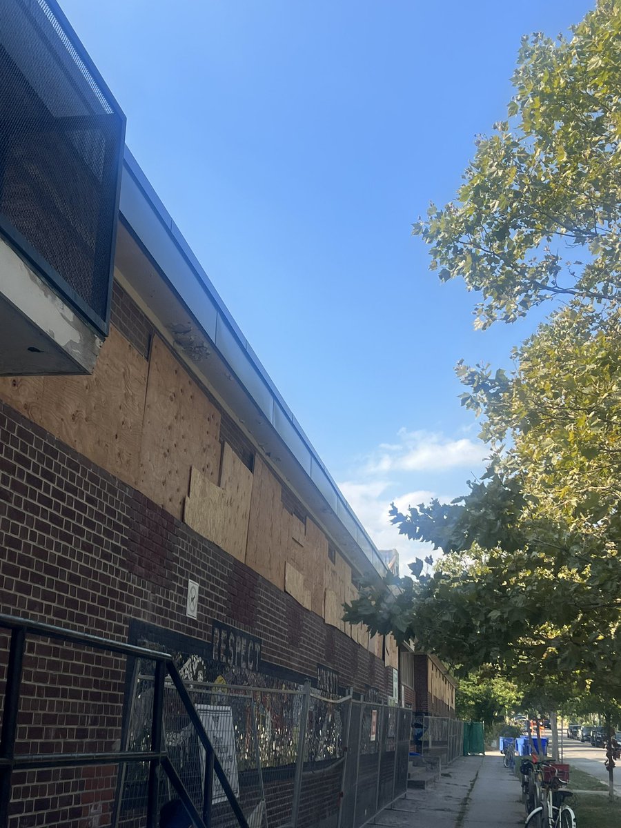 JoshuaSynenko's tweet photo. Alexander Muir public school in complete disrepair, with one functioning air conditioned room (the library) @fordnation @Sflecce https://t.co/OskfKJdJOg