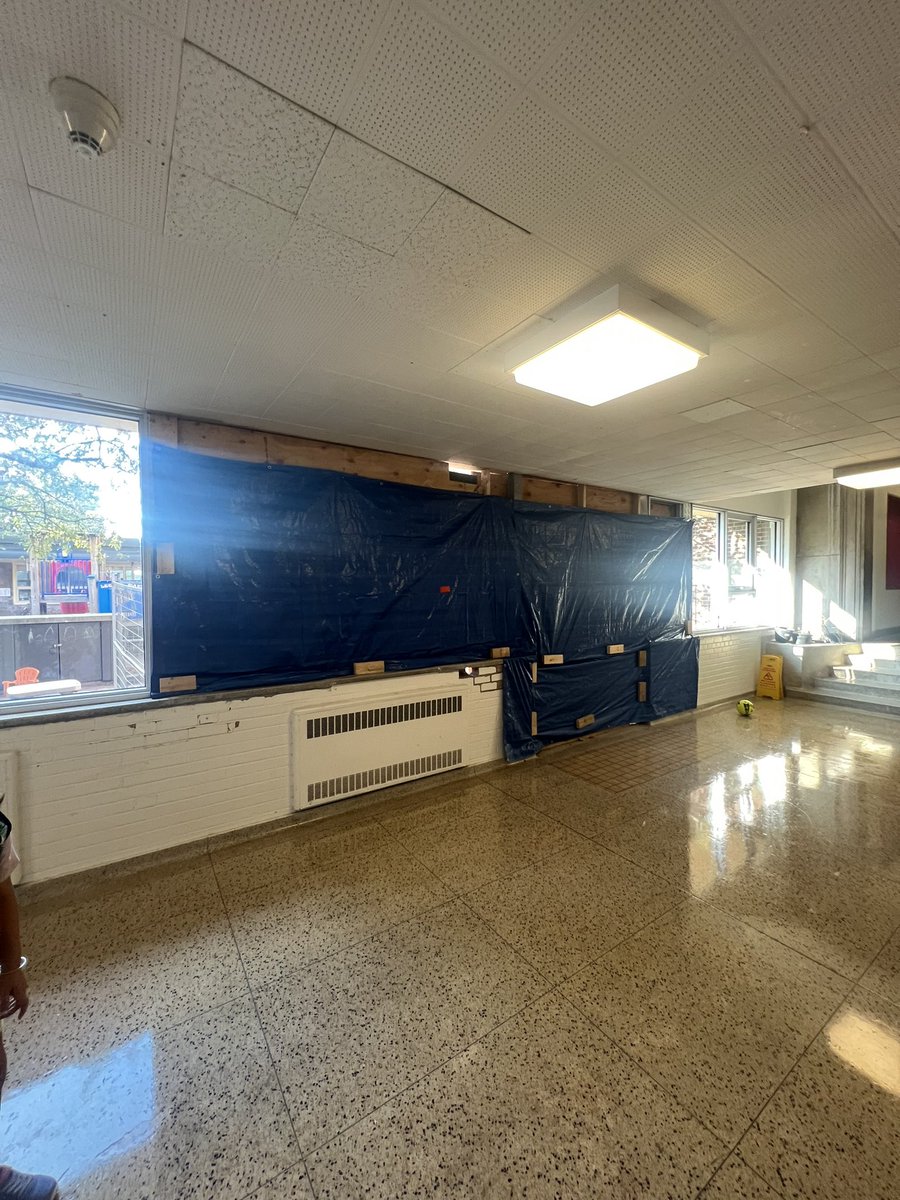 JoshuaSynenko's tweet photo. Alexander Muir public school in complete disrepair, with one functioning air conditioned room (the library) @fordnation @Sflecce https://t.co/OskfKJdJOg