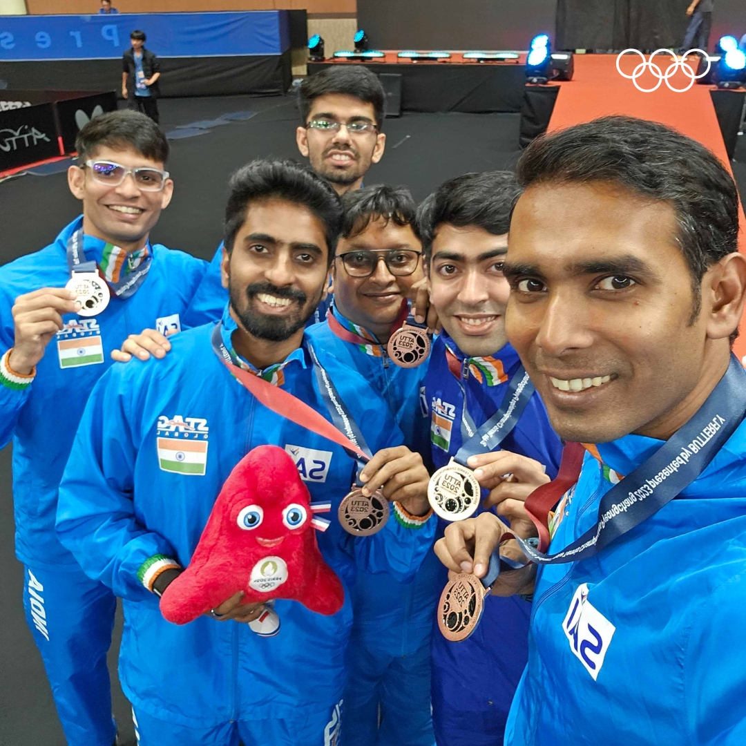 Flashing the brightest smiles as they proudly claim the bronze! 📸😁

#RoadToParis2024