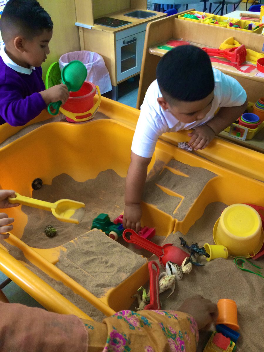 ECS_Keighley's tweet photo. Our first day in Nursery! #50TTDBradford #01GetToKnowYou #MakingMemories https://t.co/i0HAJBntnF