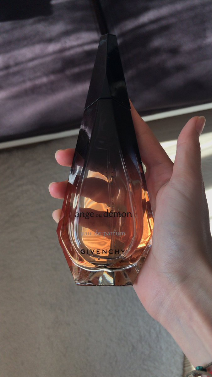 bayanonimim's tweet photo. @angelifca kizlar selam elimde ablamin kanadadan gonderdigi orijinal parfum var o kullanmis fakat kokusu benim tarzima hitap etmedigi icin gonderigi gunden beri denemek icin 2 fis siktim sadece su anda da paraya ihtiyacim oldugu icin kullanmak isteyen birine satmak isterim https://t.co/MKYA6a8iAk