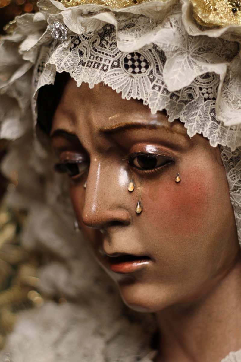 La Virgen, es la Madre De Dios y no se puede compara con nada, ni con nadie. Es lo máximo y está por encima de todo. Viva la Virgen de la Esperanza!!! Madre de los macarenos.