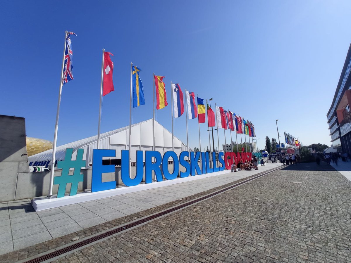 easolsones's tweet photo. @ESGdansk2023 @EuroSkillsEvent @fpcatalunya @ruralcat @emprencat @GremiJardineria @sesolsones @CCSolsones @SpainSkillsBlog @Campionat_Catsk @DaniTarres @ojsolsones @agriculturacat @PolsatPlusArena @HORTOJARDI 💪🏽🏆 El nostre equip participant 
a l’@ESGdansk2023 està gaudint del primer dia de competició. 

El professor, @DaniTarres, i Aleix Berenguer acompanyen els concursants Albert Prat i Albert Casas, que competeixen en l’skill 37, de #JardineriaPaisatgística, al costat de 12 països. https://t.co/55ce6rmUfy