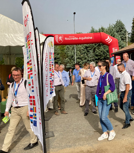 Interbev_fr's tweet photo. INTERBEV #Ovins a convié une délégation internationale composée de ses partenaires du Royaume-Uni 🇬🇧(AHDB), de l’Irlande 🇮🇪 (BORDBia) et de l’Espagne 🇪🇸 (INTEROVIC) à découvrir la filière ovine française 🇫🇷 au salon #TechOvin, le salon national du #mouton à Bellac en Nouvelle-Aquitaine.
➡️ L’occasion d’échanger sur la démarche de redynamisation de l’offre de #viande d’#agneau à destination des boucheries artisanales et de la grande distribution.