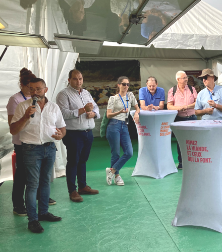 Interbev_fr's tweet photo. INTERBEV #Ovins a convié une délégation internationale composée de ses partenaires du Royaume-Uni 🇬🇧(AHDB), de l’Irlande 🇮🇪 (BORDBia) et de l’Espagne 🇪🇸 (INTEROVIC) à découvrir la filière ovine française 🇫🇷 au salon #TechOvin, le salon national du #mouton à Bellac en Nouvelle-Aquitaine.
➡️ L’occasion d’échanger sur la démarche de redynamisation de l’offre de #viande d’#agneau à destination des boucheries artisanales et de la grande distribution.
