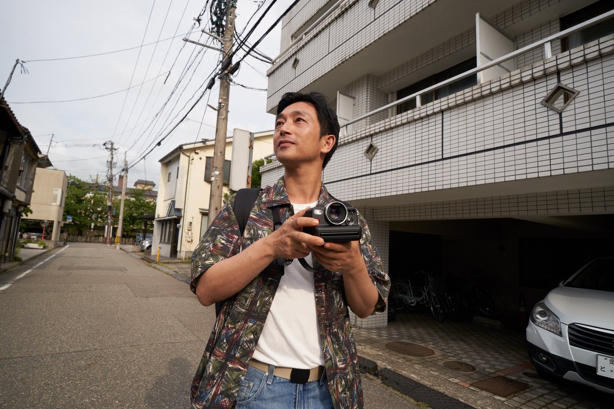 Kotori Kawashima’s craft is rooted in capturing the poetry found in the everyday. When shooting, he makes sure to give life space to breathe, to be itself.
He applied this gentle curiosity and let it guide him through Tokyo.
Watch more here: youtu.be/bDEfrfETEvk 
#PolaroidI2