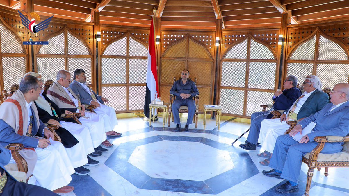 Presidentt_Ye's tweet photo. اجتماع للمجلس السياسي الأعلى يقف على آخر المستجدات على الساحة

[21 صفر 1445هـ] صنعاء - سبأ :

عقد المجلس السياسي الأعلى اجتماع اليوم، برئاسة فخامة المشير الركن مهدي المشاط رئيس المجلس، للوقوف أمام آخر المستجدات على الساحة الداخلية والخارجية.

وبشأن ما أثير في الإعلام مؤخرا، أكد الاجتماع أن المجلس السياسي في معركة كبرى مع تحالف العدوان الأمريكي السعودي لانتزاع حقوق الشعب اليمني وسيادته واستقلاله وتماسك جبهته الداخلية، وأن موقف الجميع هو الوطن والدفاع عنه.

كما أكد المجلس أن كل تناول إعلامي خارج هذا الإطار إنما يكرس الصورة التي يبحث عنها العدو، المتمثلة في التمزيق والشتات للوطن، وهو ما يعمل عليه الطابور الخامس المتربص الذي يستغل التحريض في إطار خدمة أجندة العدوان، ولكن من البعيد عليه الوصول إلى شق الصف أو التأثير في اللحمة الوطنية التي وقفت في صنعاء في مواجهة العدوان ومؤامراته منذ تسع سنوات.

إلى ذلك استمع الاجتماع إلى إحاطة فخامة الرئيس حول الجهود المبذولة في موضوع المفاوضات.

وأدان الاجتماع التواجد الأمريكي في حضرموت ونزول المارينز الأمريكي إلى المدارس في سيئون .. مؤكدا أن كل شبر من الوطن سيتم تطهيره من دنس الغزاة والاحتلال.

وعبر المجلس عن إدانته للجريمة البشعة التي ارتكبتها مليشيات المرتزقة في أحد المناطق المحتلة في صبر الموادم بتعز، بحق أحد المواطنين وتعذيبه وسحله، مؤكدا أن من ارتكبوا هذه الجريمة سينالون عقابهم الرادع أينما كانوا.

#مكتب_رئاسة_الجمهورية_اليمنية