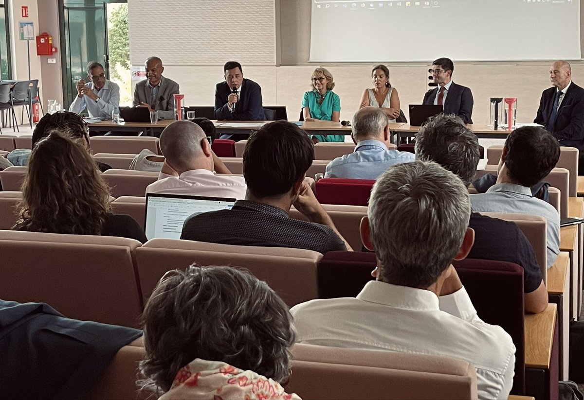 #Rentrée2023 Le recteur @emmanuel_ethis, la secrétaire générale, les directeurs académiques des services départementaux, rencontrent aujourd’hui les personnels de direction et corps d’inspection stagiaires de l’académie de Rennes 👉accompagnement et suivi 🔎formation ▶️solidarité