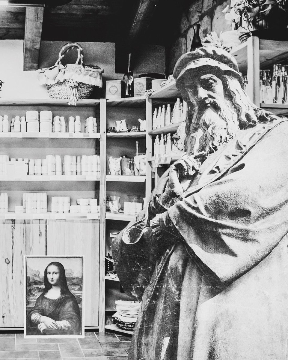 Una rara immagine di Leonardo Da Vinci del 1516, che mentre portava La Gioconda in Francia si fermò nella nostra bottega ad acquistare un unguento.