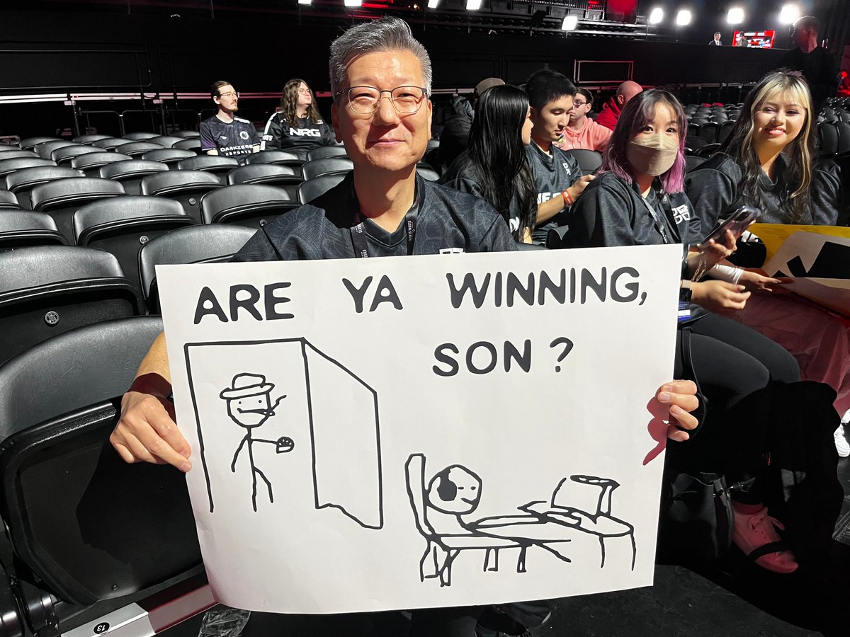 esports's tweet photo. 😅 We love supportive parents https://t.co/ZA0YD9xlpq