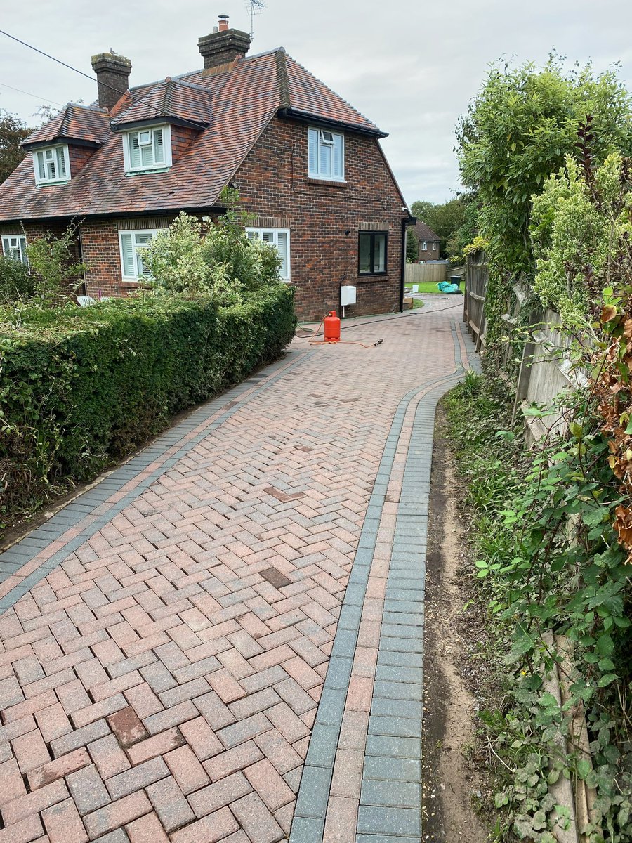 jrppremiumltd's tweet photo. 15 Years old to brand new again ✨

We completed this block paving driveway clean today 

Feel free to contact for a free no hassle quote today for all your cleaning enquiries https://t.co/n8GCC3Z39Z