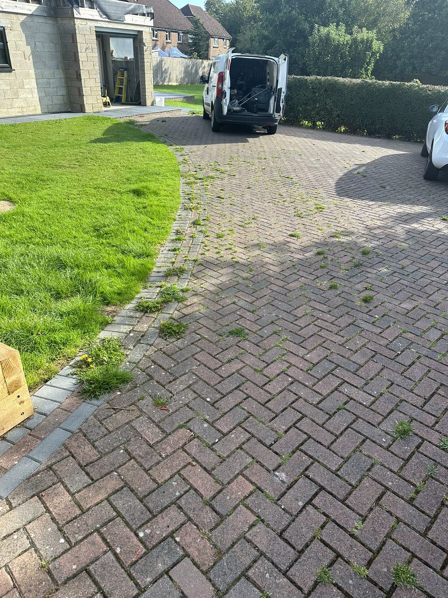 jrppremiumltd's tweet photo. 15 Years old to brand new again ✨

We completed this block paving driveway clean today 

Feel free to contact for a free no hassle quote today for all your cleaning enquiries https://t.co/n8GCC3Z39Z