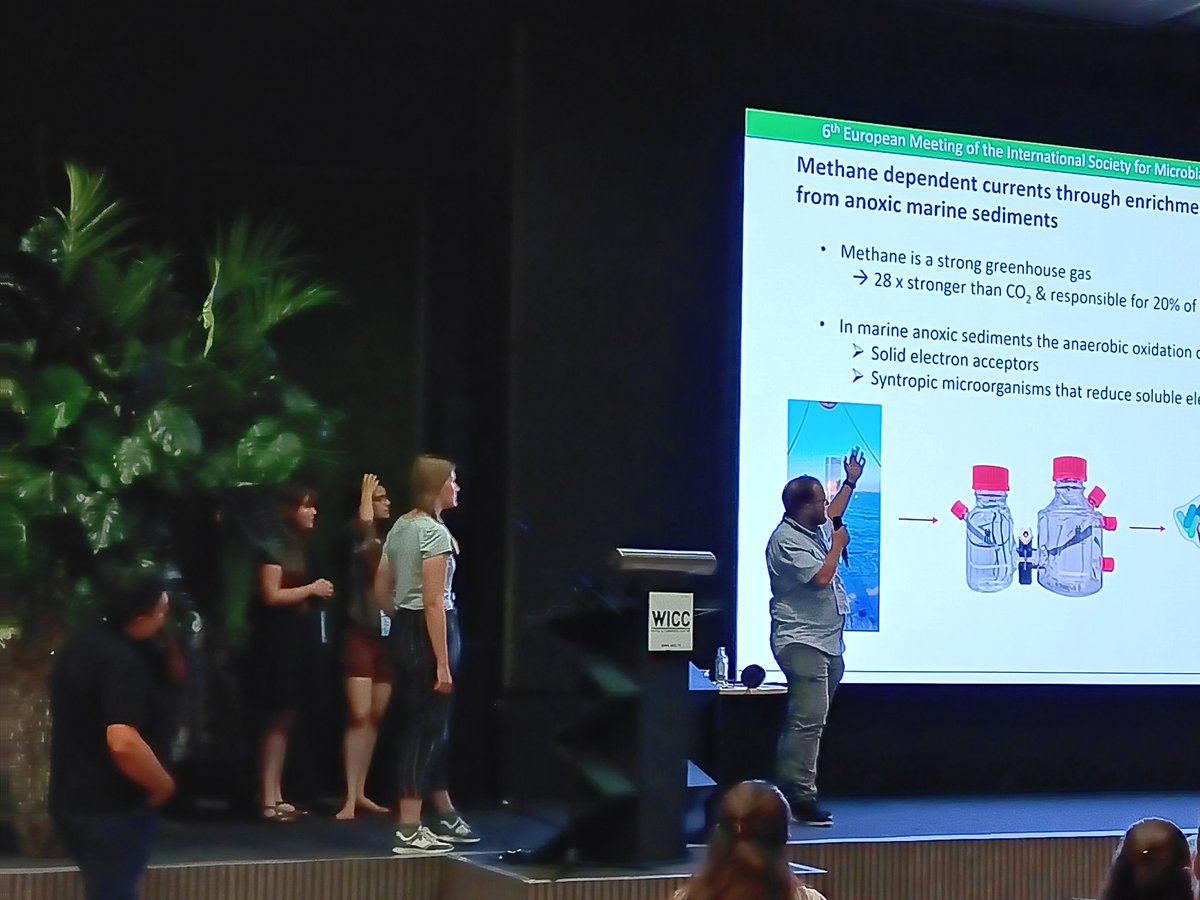 1 minute madness🥳 the line of presenters for their poster pitches