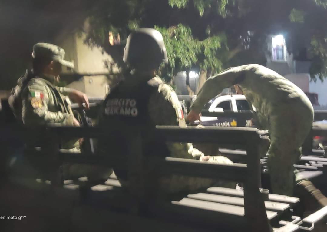abraham483252's tweet photo. Ayer dos policías municipales fueron ejecutados a balazos en la colonia Lomas de Casa Blanca, dónde custodiaban un inmueble relacionado con una investigación de la FGR
Q. E. P. D. Los oficiales de la SSPMQ Sandra Lucia López y Gustavo Baylón. https://t.co/RLqV7T1SgB
