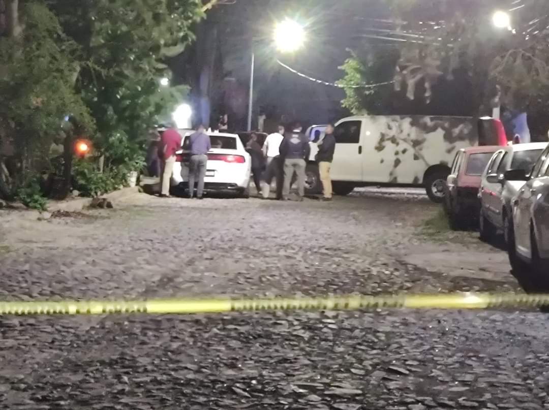 abraham483252's tweet photo. Ayer dos policías municipales fueron ejecutados a balazos en la colonia Lomas de Casa Blanca, dónde custodiaban un inmueble relacionado con una investigación de la FGR
Q. E. P. D. Los oficiales de la SSPMQ Sandra Lucia López y Gustavo Baylón. https://t.co/RLqV7T1SgB