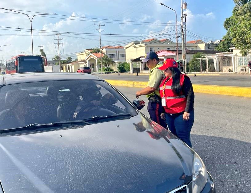 SegVialCabimas1's tweet photo. #06Sep| Oficina Regional INTT @PNBvzla #POLICABIMAS, desplegados en las Paradas del Municipio, supervisando rutas,  haciendo cumplir las Normas de Seguridad y verificando documentación reglamentaria al día, garantizando la seguridad de los usuarios.

#EmprendeEnVenezuela https://t.co/Mwyeyv1jV5